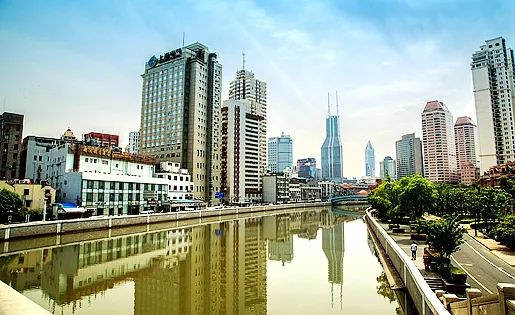 上海明天广场源于一次偶然的地产生意，赚得人生第一桶金，发家于石油，却最终栽在金融上。