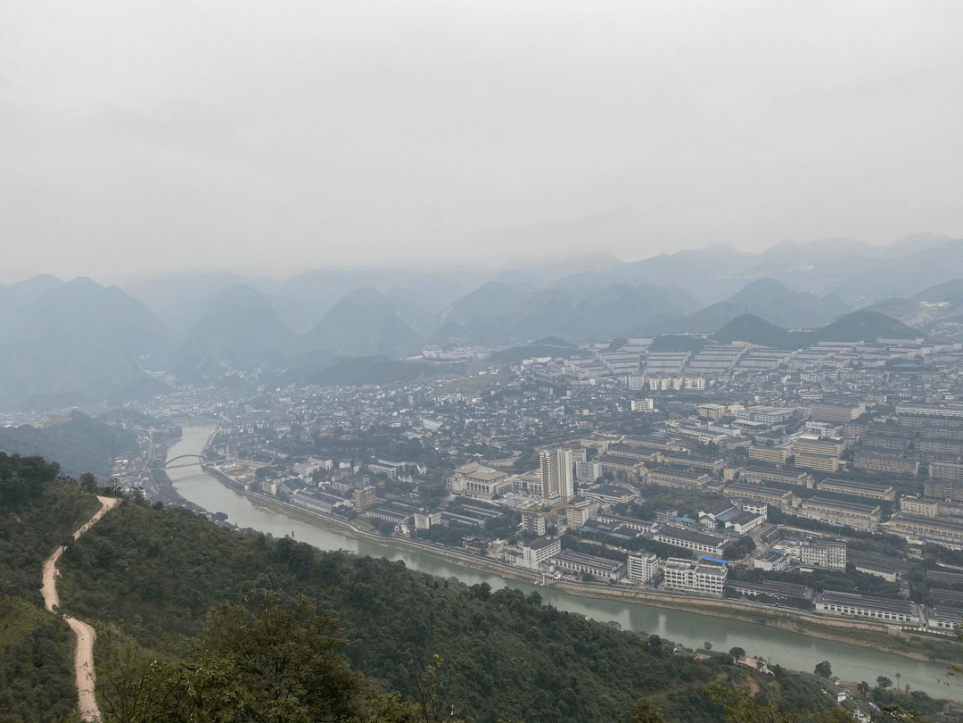 “酒都”茅台镇被赤水河从中间一分为二。由赤水河水源酝酿出来的白酒，让茅台镇这个常住人口仅4.6万、占地面积不到200平方公里的贵州小镇，无时无刻都保持着喧闹的状态。  然而，这条美酒河近两年来却因环境生态等问题，一直被相关部门关注。