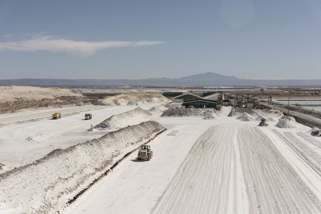 全球最大锂矿商美国雅宝公司（Albemarle）宣布扩产计划：到 2030 年时将公司锂产量提高至目前的五倍左右，达到每年 50 万吨。并且预备在美国建立一家年产量 10 万吨的锂加工厂。