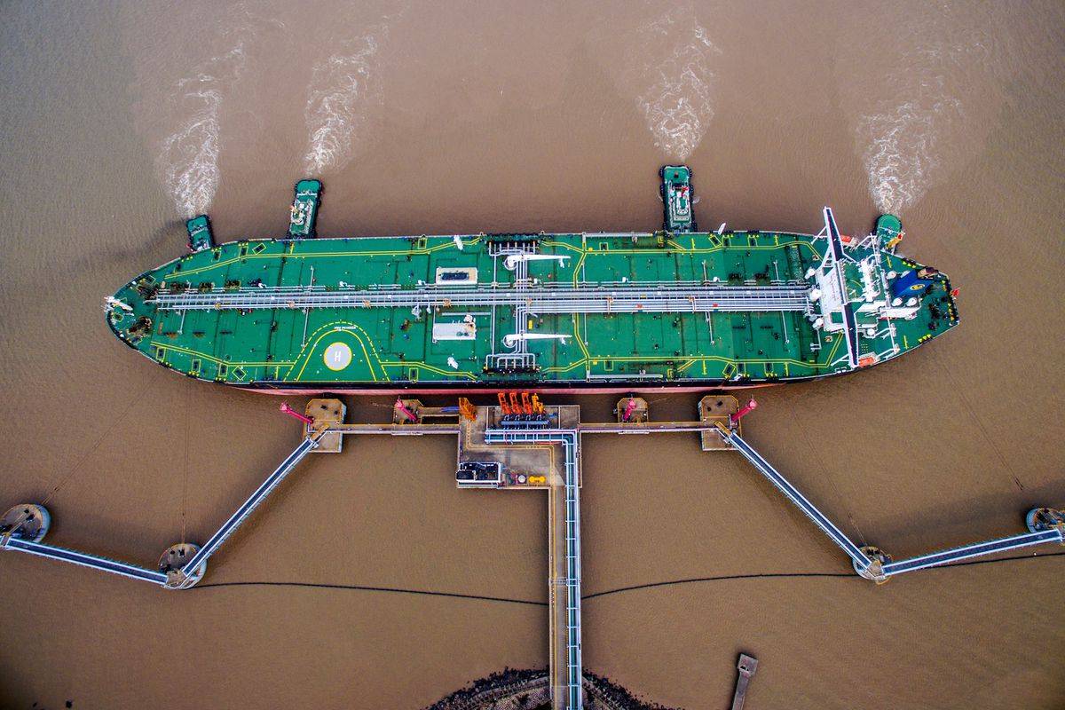 中国海关在6月9日公布的最新数据显示，2022年前五个月，共进口原油2.17亿吨，相比2021年同期减少1.7%