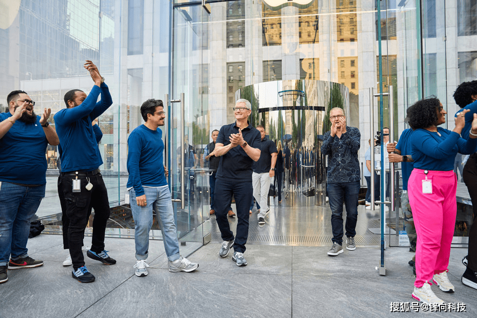 苹果官方公布了iPhone 14系列首售全球各地的盛况，用行业的分析来讲目前在全球范围内一款新机发售，能达到这个效果的只有苹果，其它任何一个品牌都做不到。现在我们跟随官方的步伐一起来感受下