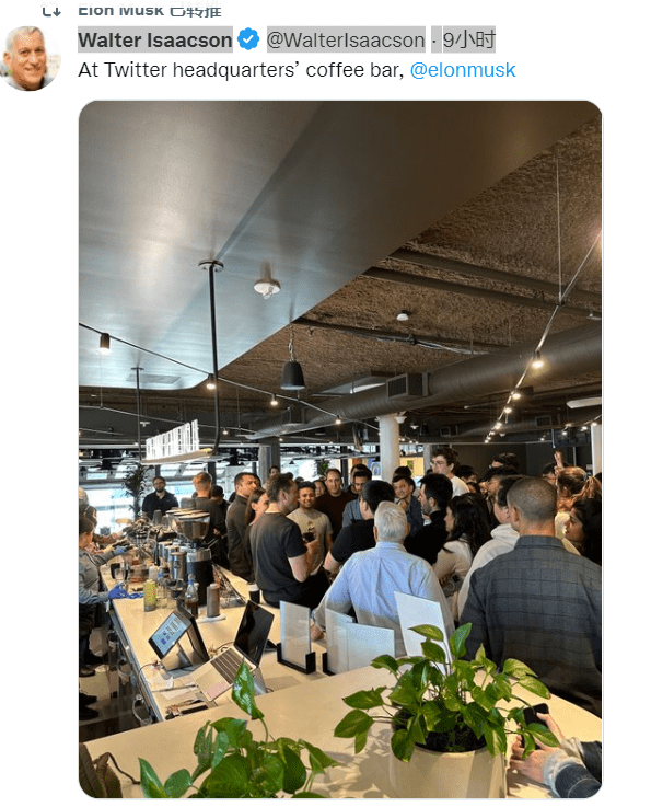Twitter的“马斯克时代”正式开启！  周五凌晨一点左右，特斯拉 CEO 马斯克转发一条推文，图片显示马斯克正和员工在Twitter总部的咖啡厅交谈。