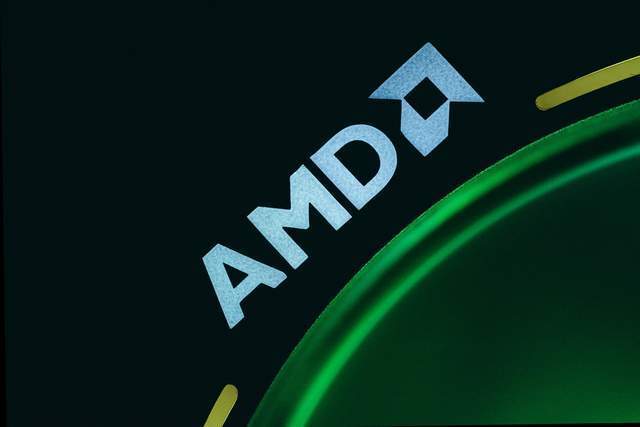 在世界芯片市场上，英特尔和AMD可谓是一对相爱相杀的冤家，这些年两者的发展经历过AMD的长时间弱势，也经历了英特尔的挤牙膏，就在最近AMD却突然出现股价大跌，很多人都在问巨头AMD到底怎么了？