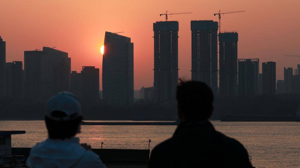 首付比例降至两成、首套房贷利率降至4%以下......今年以来，多地优化信贷政策，购房者的购房成本及购房门槛进一步宽松。  超百城购房首付比例降至20％