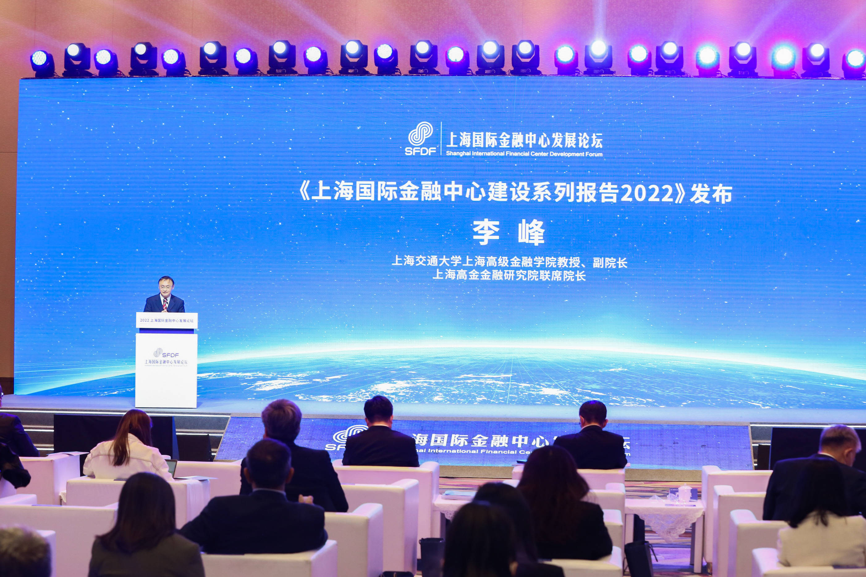 在2022上海国际金融中心发展论坛上，高金智库发布了《上海国际金融中心建设系列报告2022》（下称报告）。报告建议，通过促进国际化进程而助推市场化、法治化、数字化和绿色化，进而实现整体功能提升。通过深化与全球主要金融市场的互联互通机制和制度，以及扩大资本市场双向开放，逐步推进离岸金融和人民币资本项目的制度创新，更大范围、更宽领域、更深层次的对外开放。