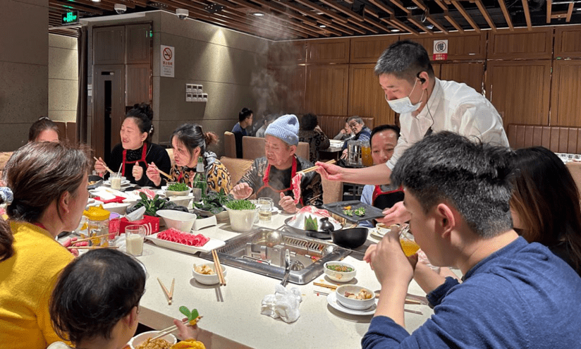 随着餐饮的回暖，用工成为了本次春节假期的难题。  面对困境，政府、企业正通过增加薪酬福利、提升行业智能化水平等方式来缓解“用工荒”。