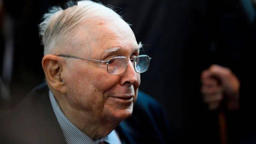 伯克希尔-哈撒韦(BRK.A, BRK.B)副董事长查理·芒格(Charlie Munger)在Daily Journal召开的年会上称，在中国市场，比亚迪(BYD)令特斯拉(TSLA)相形见绌，并称这家中国电动汽车制造商是他迄今为止最喜欢的股票。