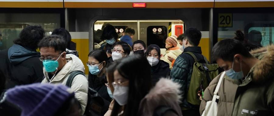 从区域来看，回调趋势同样明显。其中，长三角2022年常住人口增量十年间首次跌破100万人，实际仅增加47.46万人。而京津冀的情况更不容乐观，继2021年减少29.84万人后，2022年人口流失规模进一步扩大，达到42.3万人。