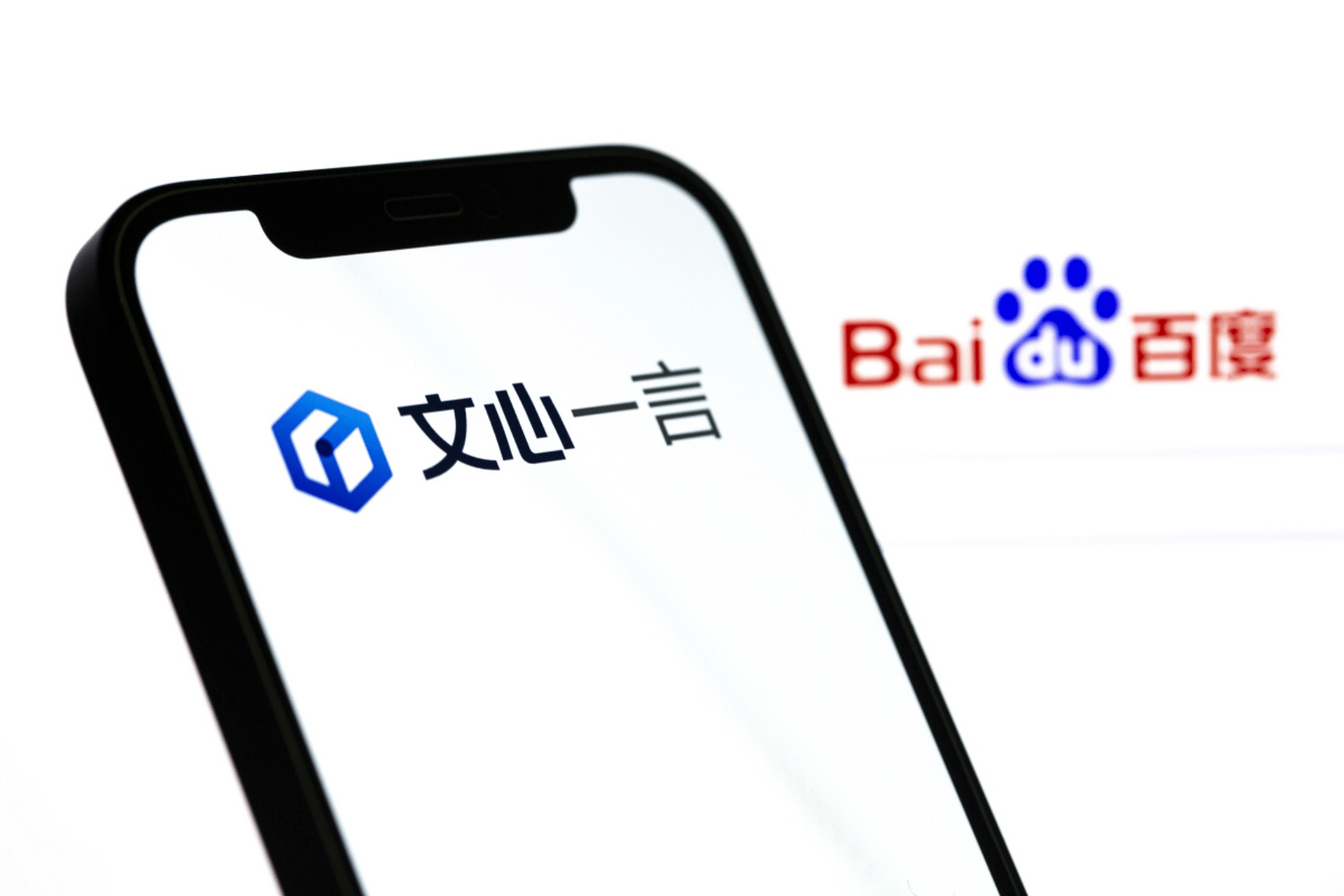 搜狗创始人王小川与百度集团副总裁、搜索平台负责人肖阳就国内大模型发展与OpenAI之间的差距问题，隔空打起了嘴架。