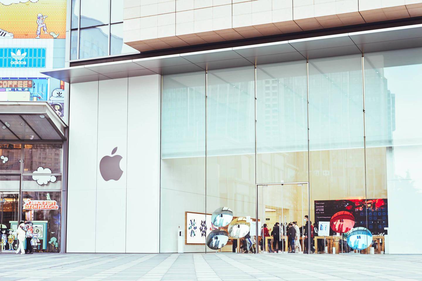 苹果公司计划裁减其零售团队中负责开发和维护的一小部分员工。这些员工主要负责苹果在全球范围内的零售店的建设和维护工作。