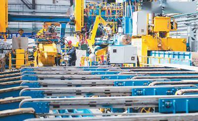 4月份，制造业采购经理指数（PMI）、非制造业商务活动指数和综合PMI产出指数分别为49.2%、56.4%和54.4%。