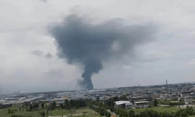 网传一则比亚迪西安工厂起火视频，视频画面显示，现场浓烟滚滚。