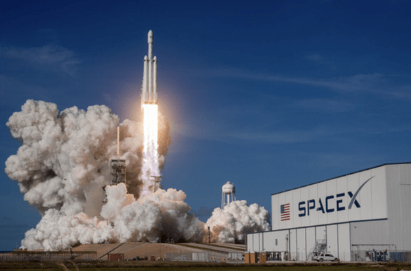 马斯克旗下的太空探索公司SpaceX正提出出售内部股票，其价格将使这家尚未公开上市的公司估值提升至1500亿美元（折合人民币约10769亿元）。