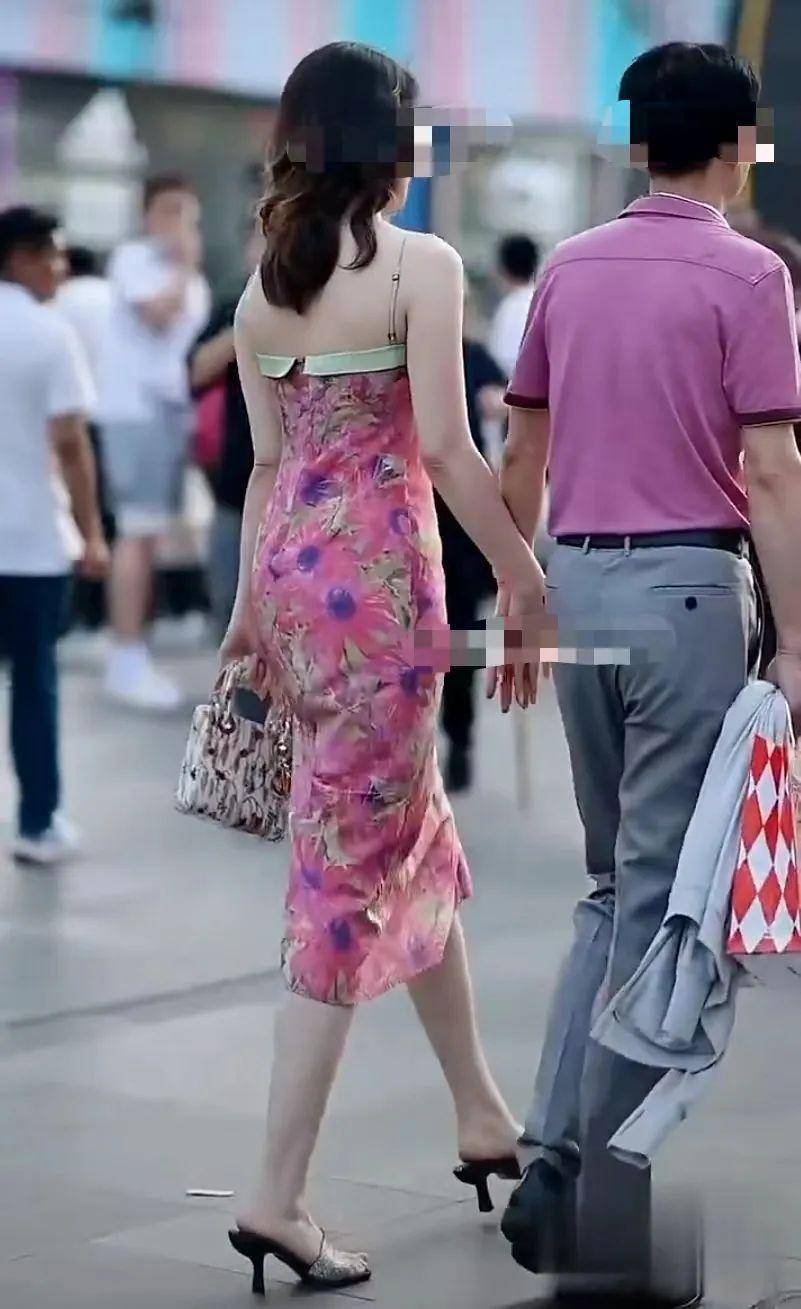 网传寰球工程项目管理（北京）有限公司的执行董事、党委书记、总经理胡某勇在闹市与一名女子逛街，两人举止亲密，被一名街拍摄影师拍下后发到网上，引发网友关注。
