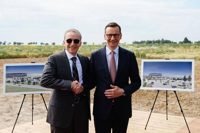 英特尔宣布，将投资高达46亿美元在波兰弗罗茨瓦附近的一个地区新建一座尖端的半导体封装和测试工厂，将有助于满足英特尔预计到2027年对封装和测试能力的关键需求