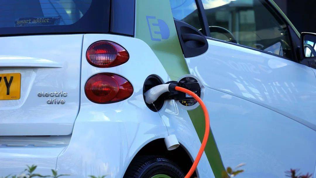 新能源汽车用锂占锂行业供给约1/3，且贡献未来锂行业大部分需求增量。若新能源汽车增速不及预期，锂行业发展或将受到影响。