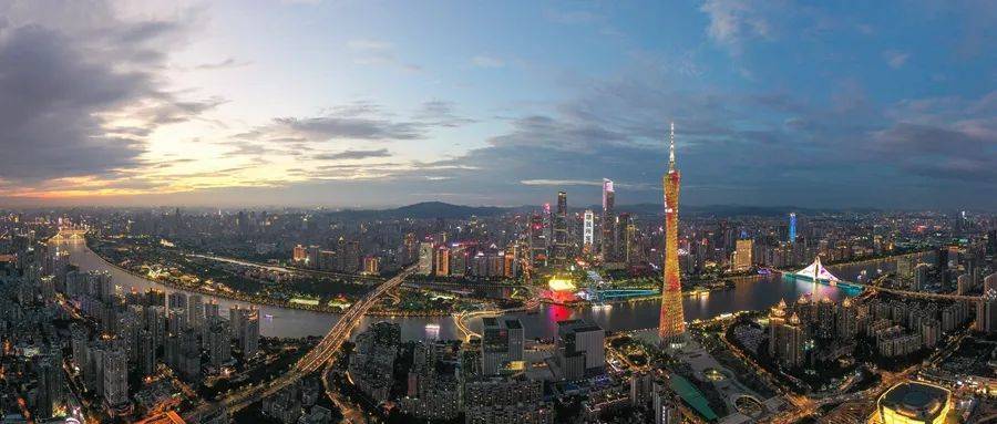 整体来看，共有15个省份GDP增速跑赢全国平均水平，上海以9.7%的增速位列第一，江苏则以3556.2亿元的增量居首。