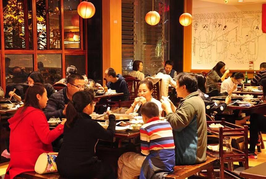 中国连锁经营协会与普华永道联合发布《中国连锁餐饮企业资本之路系列报告2023》显示，超60%的品牌营收优于2022年同期，过半样本品牌预计今年营收能恢复到2019年的水平。
